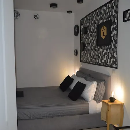 Geometric Art בית הארחה 4*